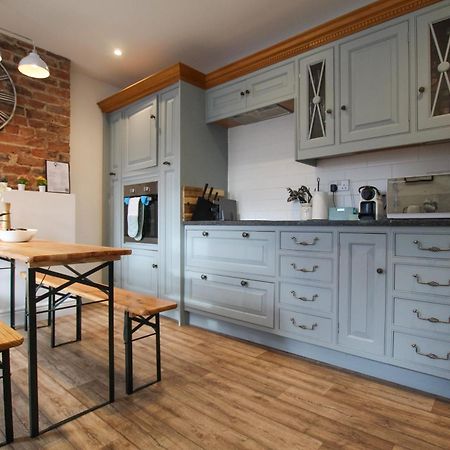 Fairways View - Spacious Apartment - Sleeps 6 - Lovely Views - By Rework Accommodation Hoylake Exterior foto