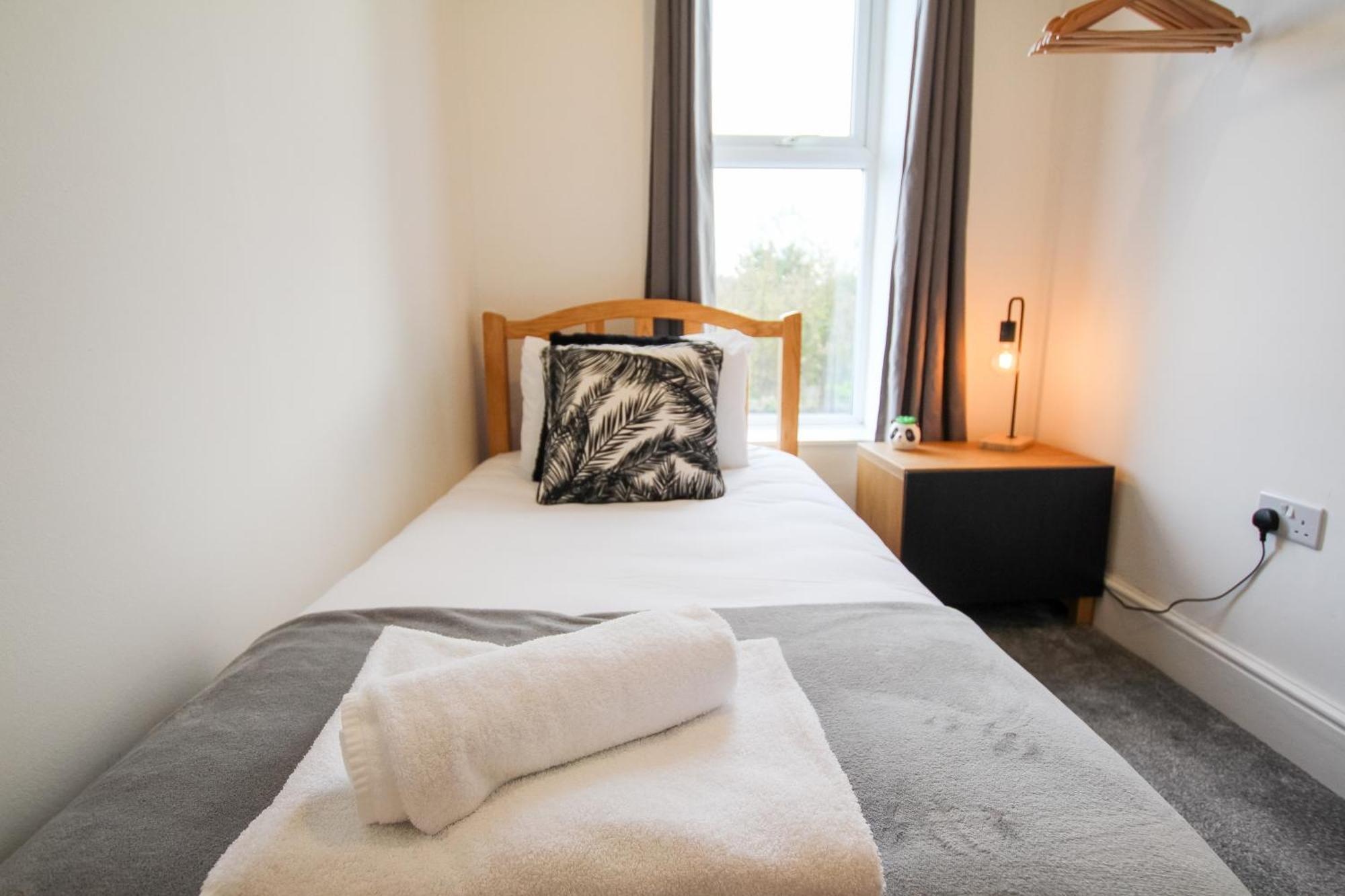 Fairways View - Spacious Apartment - Sleeps 6 - Lovely Views - By Rework Accommodation Hoylake Exterior foto
