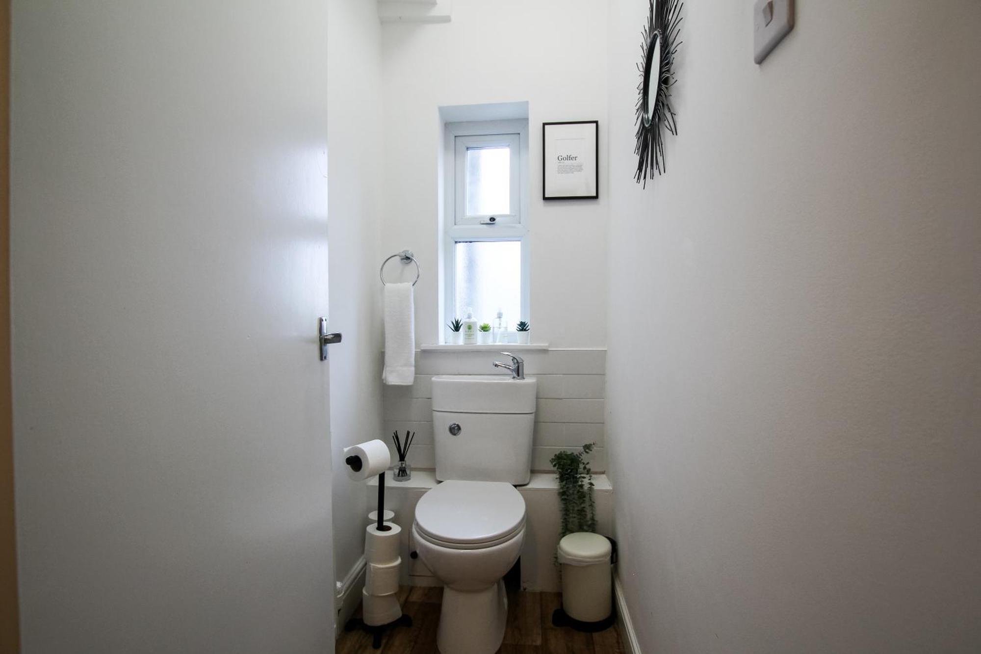 Fairways View - Spacious Apartment - Sleeps 6 - Lovely Views - By Rework Accommodation Hoylake Exterior foto