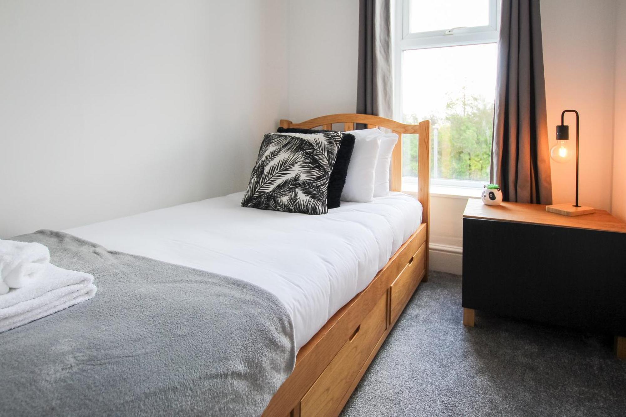 Fairways View - Spacious Apartment - Sleeps 6 - Lovely Views - By Rework Accommodation Hoylake Exterior foto